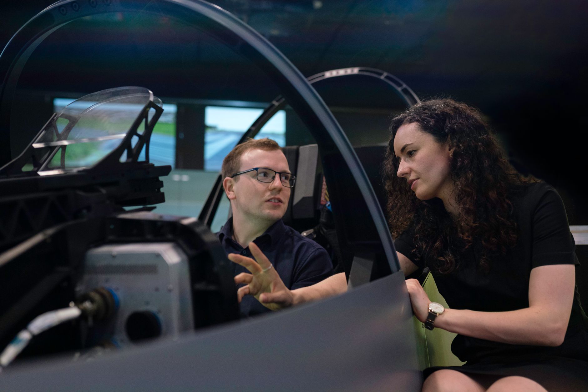 Des ingénieurs analysent la conception du cockpit d'un avion lors d'une session de simulation.