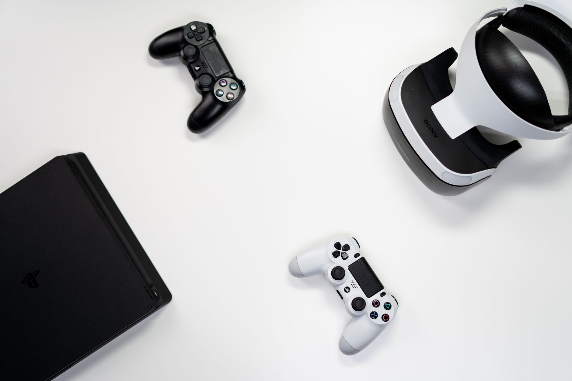 Mise en page à plat de console de jeu, de manettes et de casque VR sur fond blanc.