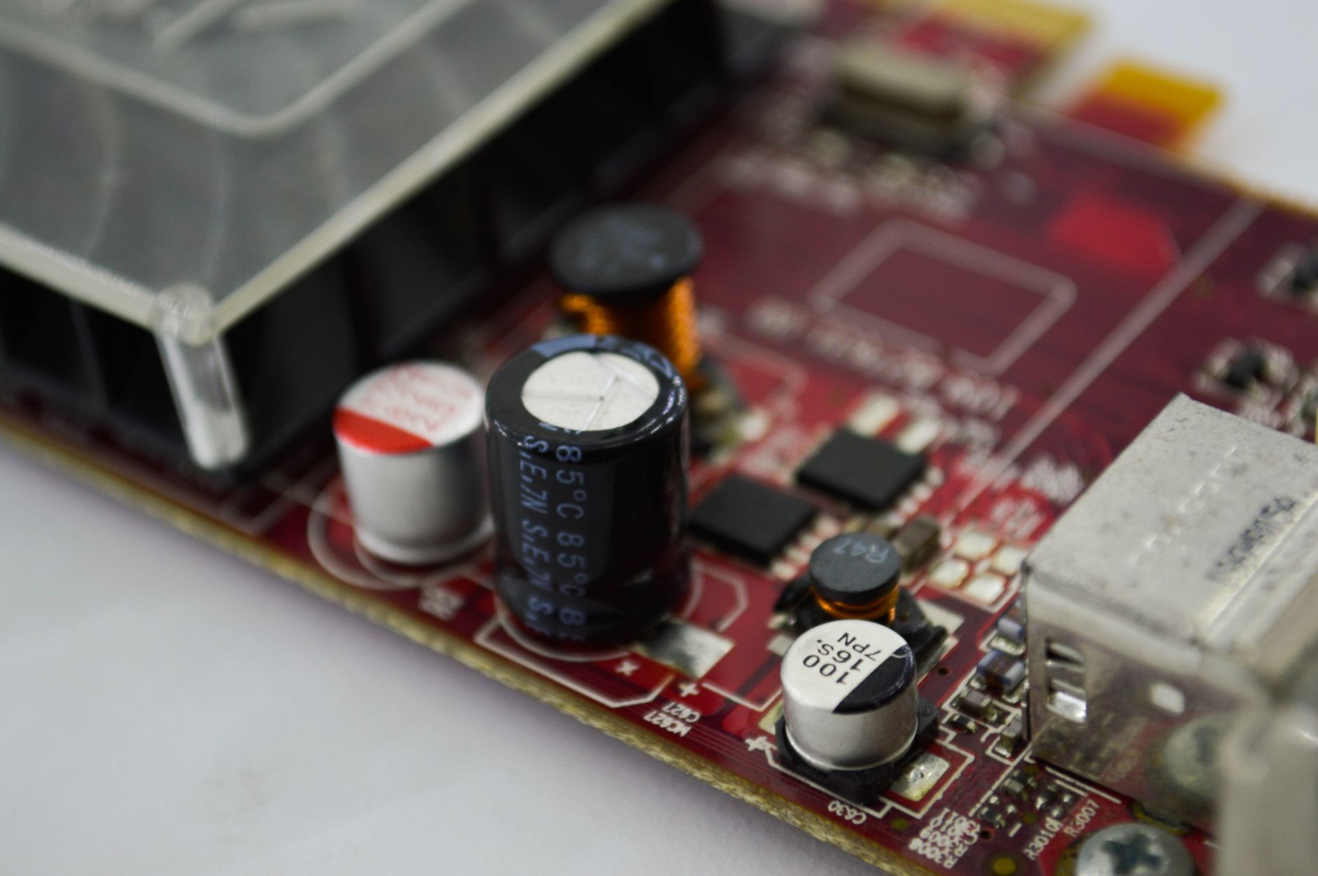 Gros plan macro détaillé d'une carte de circuit imprimé mettant en évidence les condensateurs, les puces et les circuits.