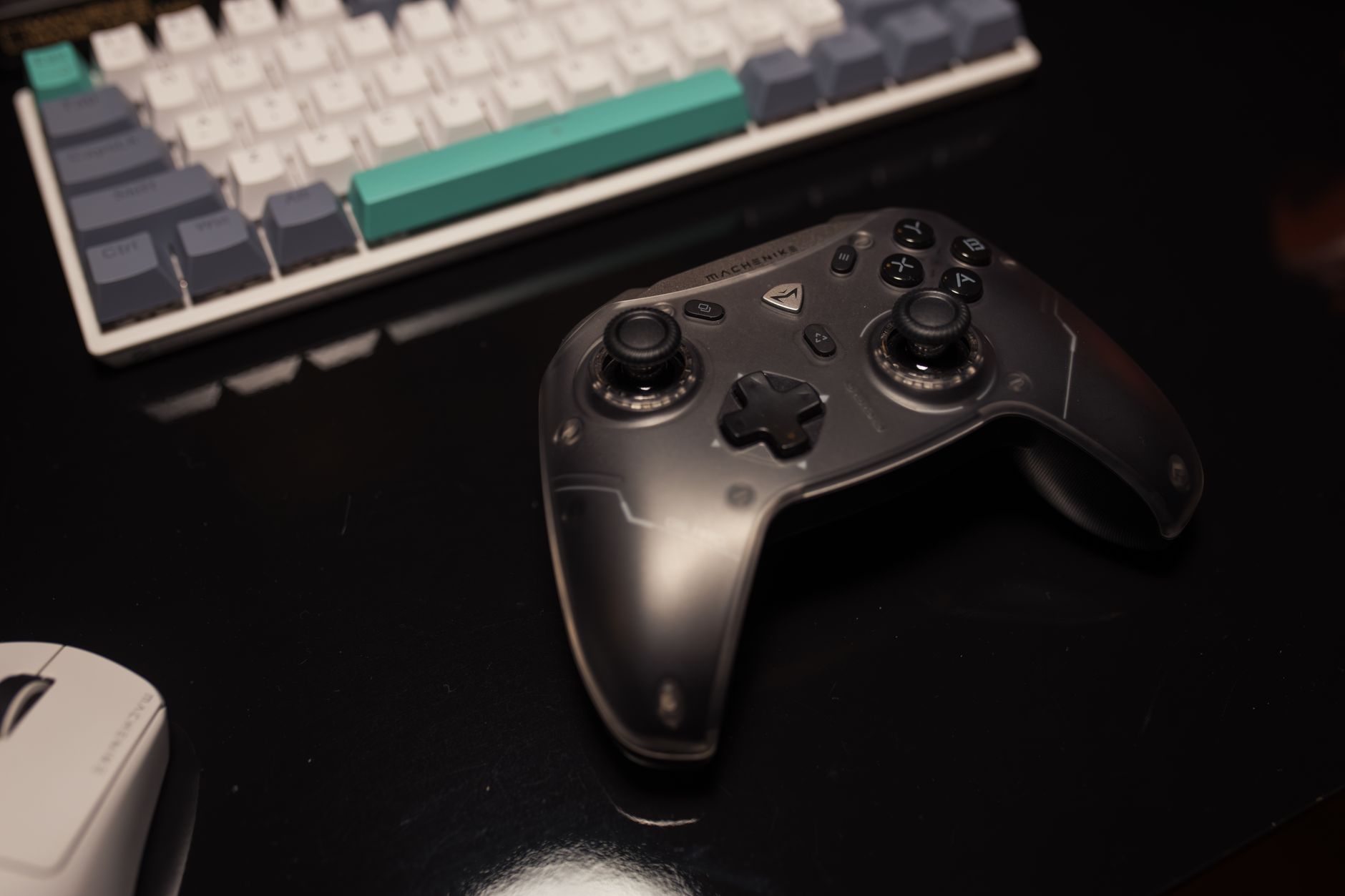 Manette posée près d’un écran affichant une bibliothèque de jeux