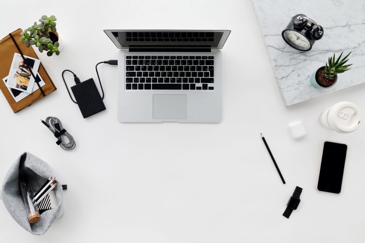 Un PC sans connexion permanente ? Offlined mise sur l’encyclopédie et l’IA en local