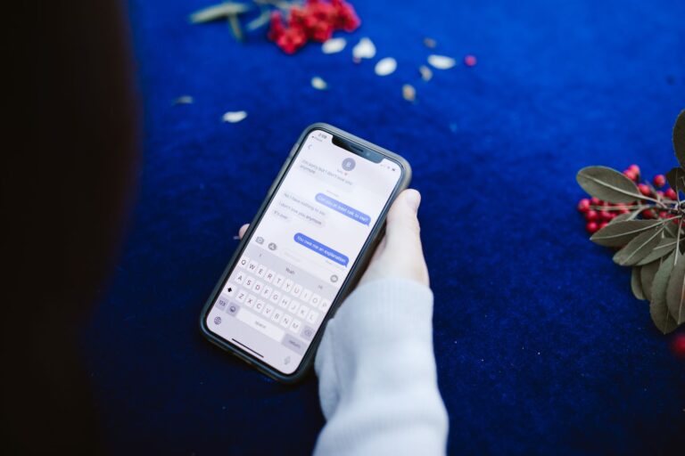 Un SMS de livraison à 2 € peut coûter plus de 8 000 € à une cliente parisienne